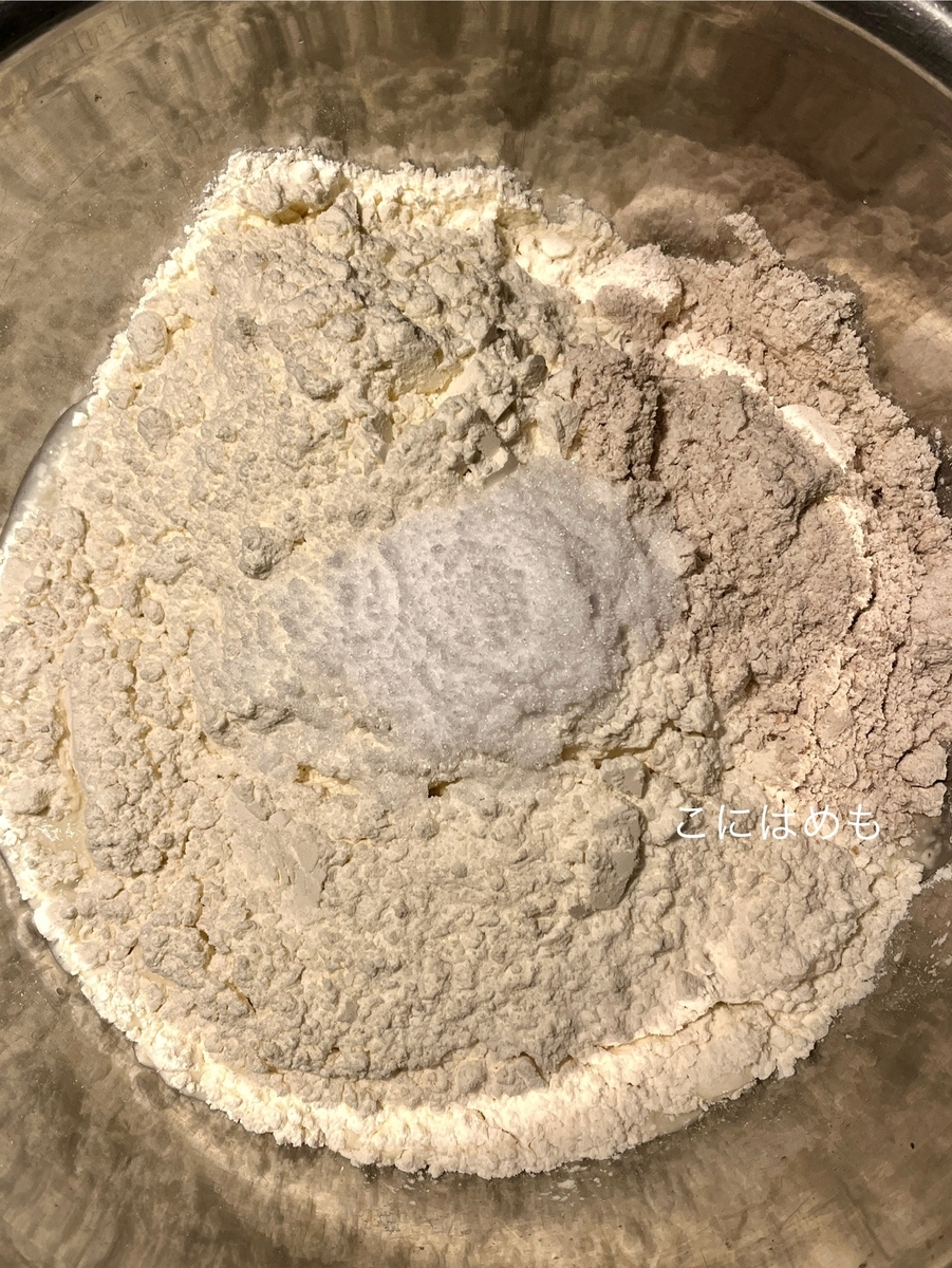 強力粉、薄力粉、スペルト小麦、砂糖を入れて混ぜる。