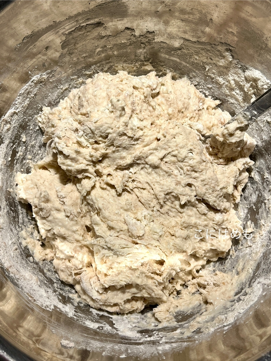 強力粉、薄力粉、スペルト小麦、砂糖を入れて混ぜる。