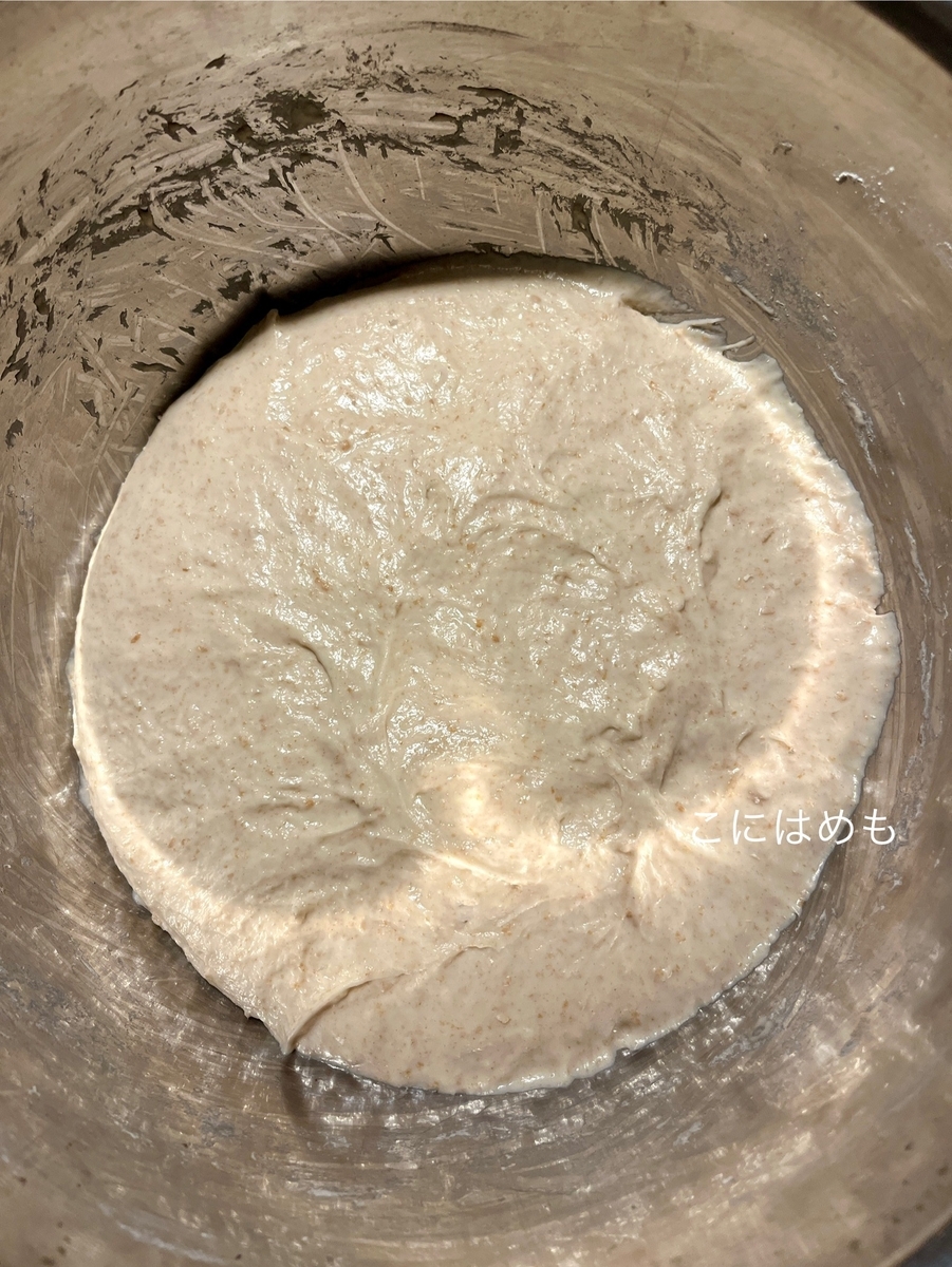 強力粉、薄力粉、スペルト小麦、砂糖を入れて混ぜる。