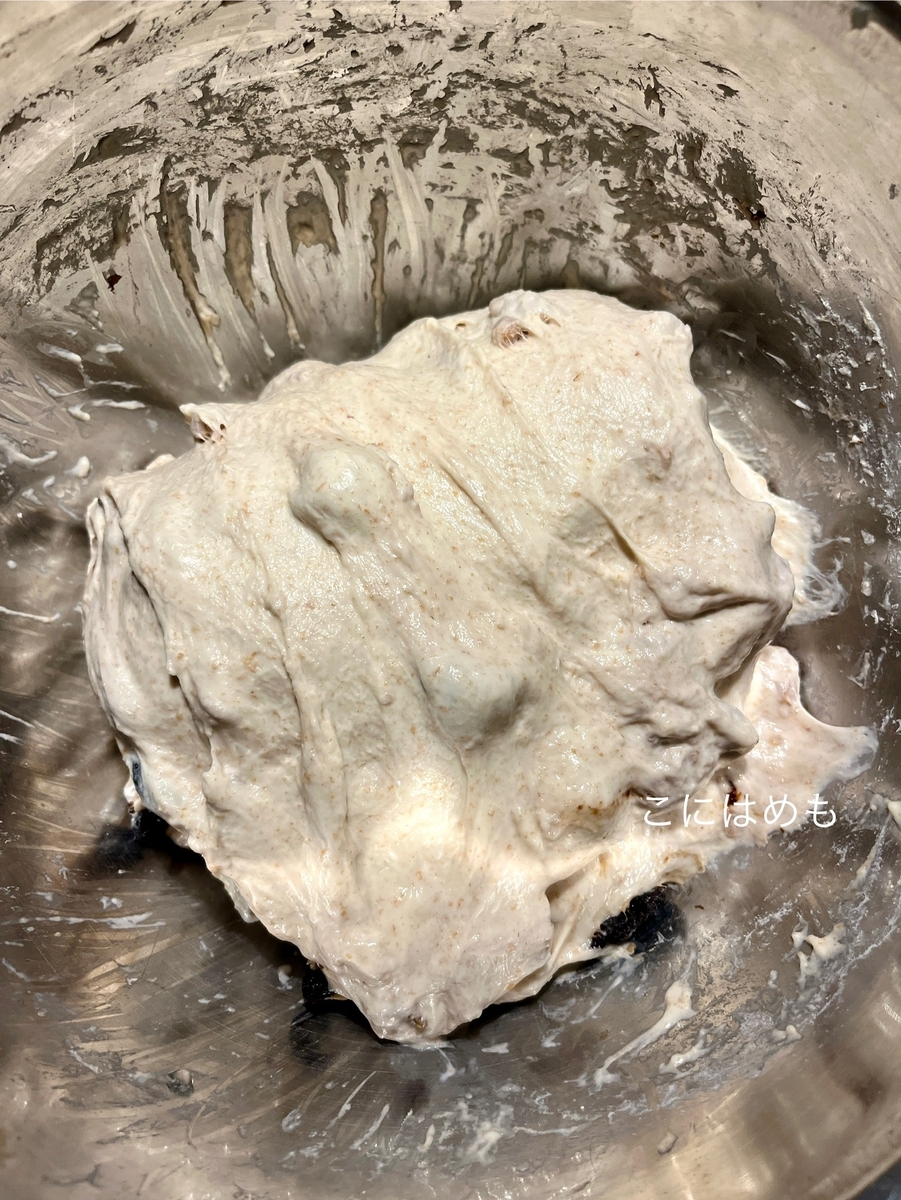 パンの発酵を促進させる折り畳む工程。