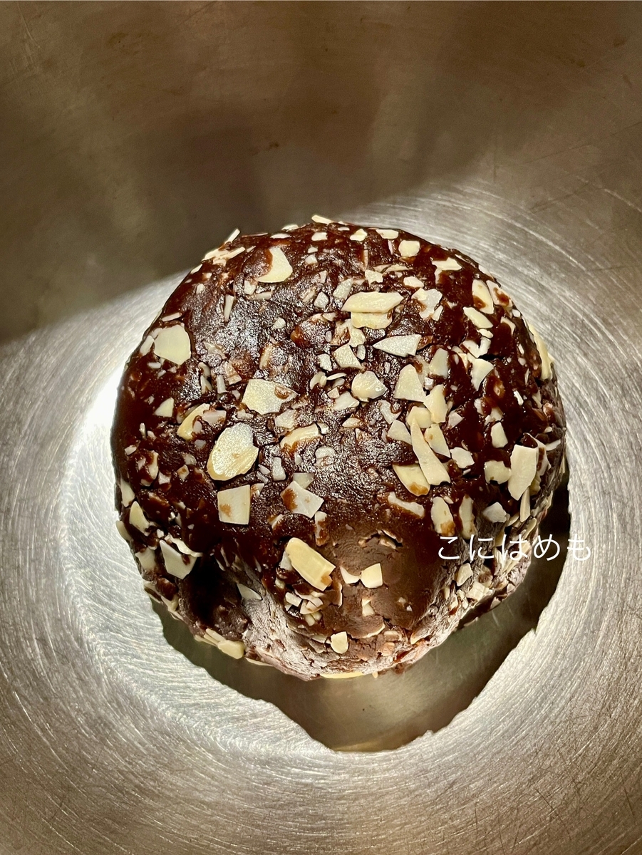 クッキー生地にココア、スライスアーモンドを混ぜる。
