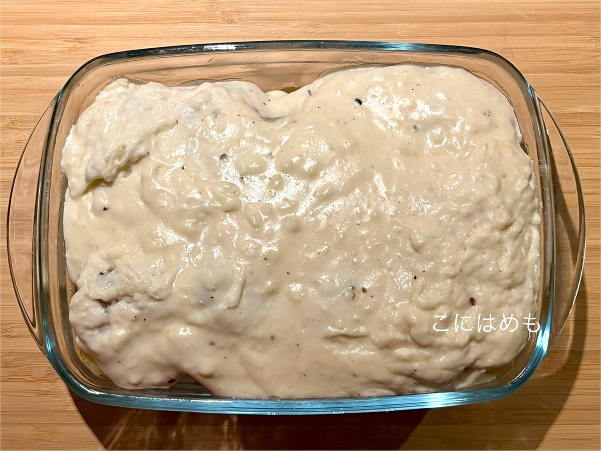 ベシャメルソースをかけて、チーズをのせる。