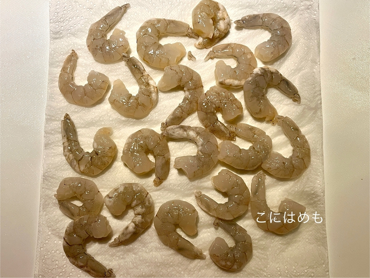 冷凍むきえびを解凍する。