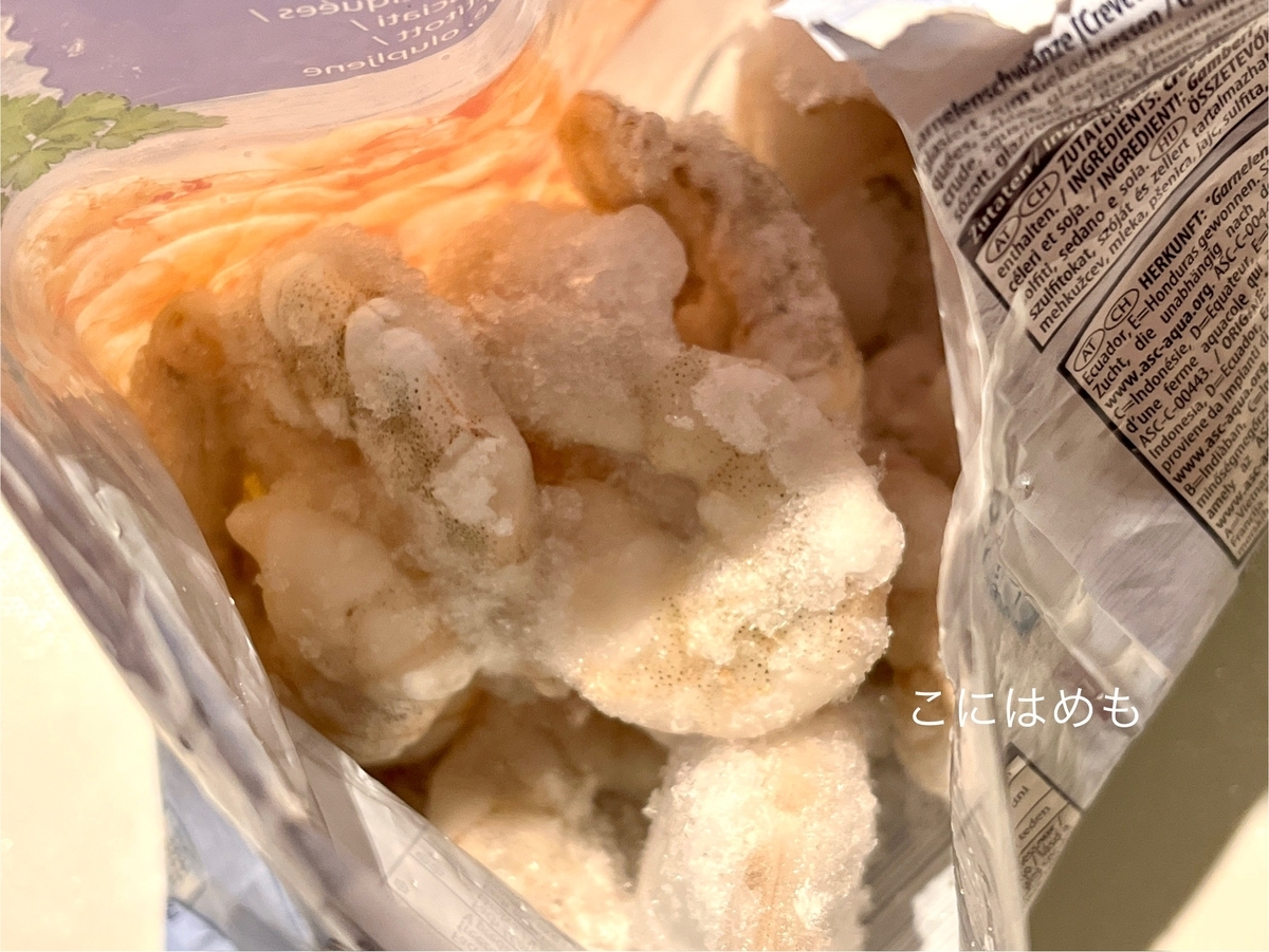 冷凍むきえびを解凍する。