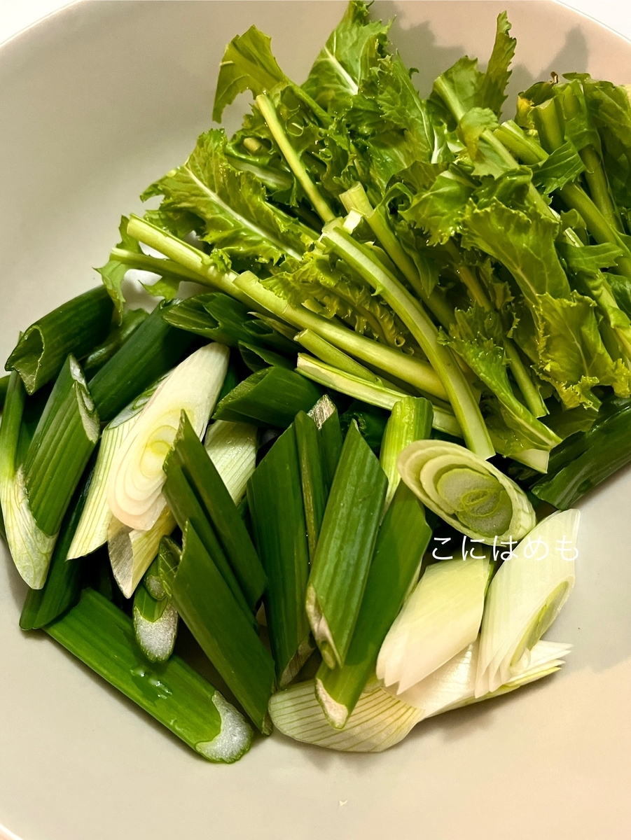 鶏肉を洗い、じゃがいも、かぶ、玉ねぎ、にんにくの用意をする。