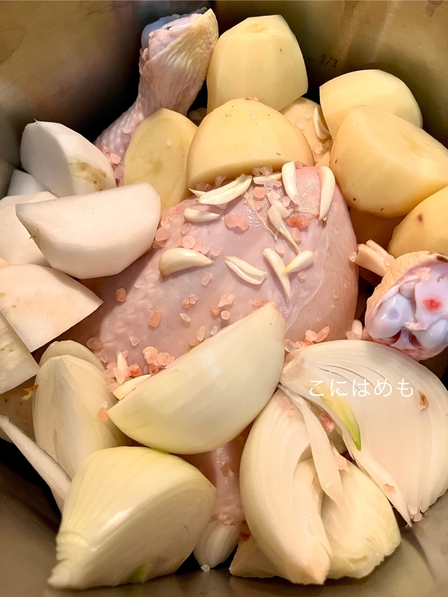 鶏肉、お水、じゃがいも、玉ねぎ、カブ(実)にんにく、塩を入れる。