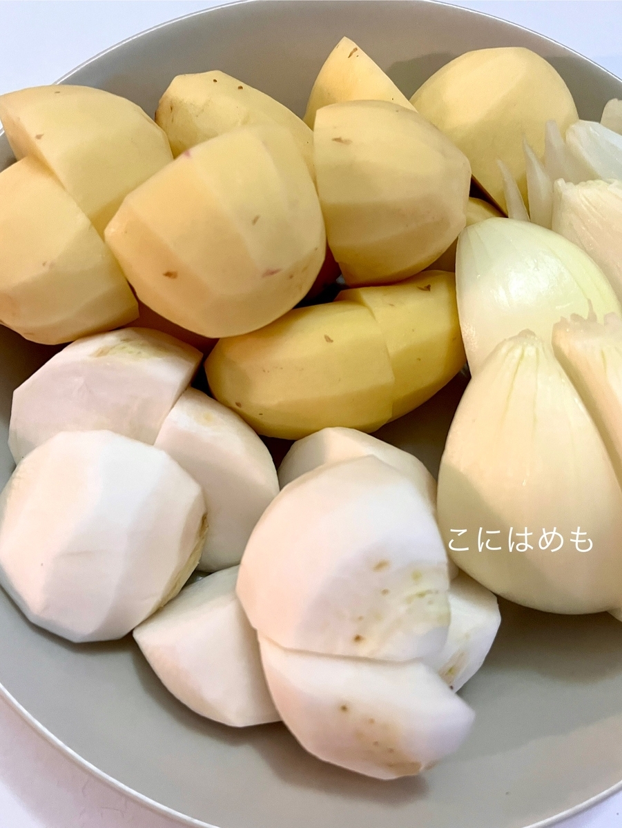 鶏肉を洗い、じゃがいも、かぶ、玉ねぎ、にんにくの用意をする。