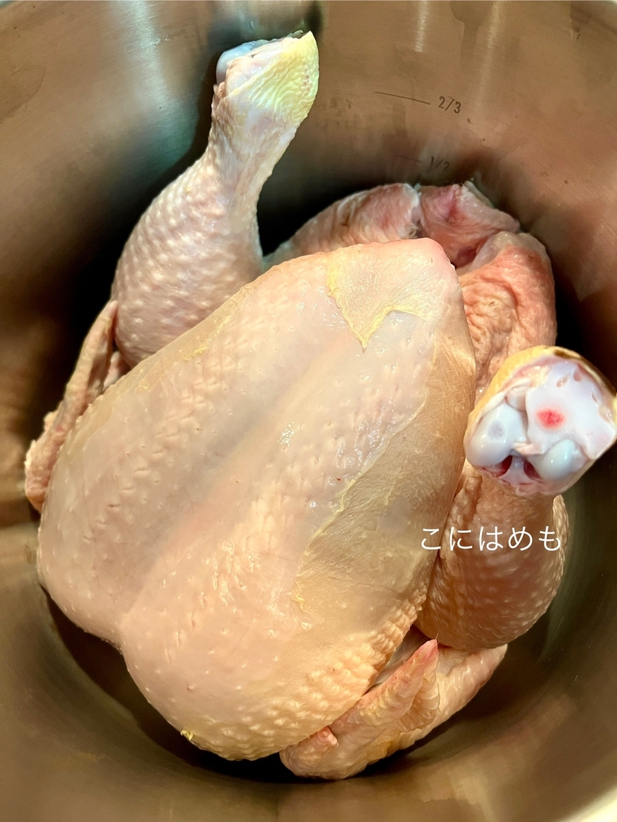 鶏肉、お水、じゃがいも、玉ねぎ、カブ(実)にんにく、塩を入れる。