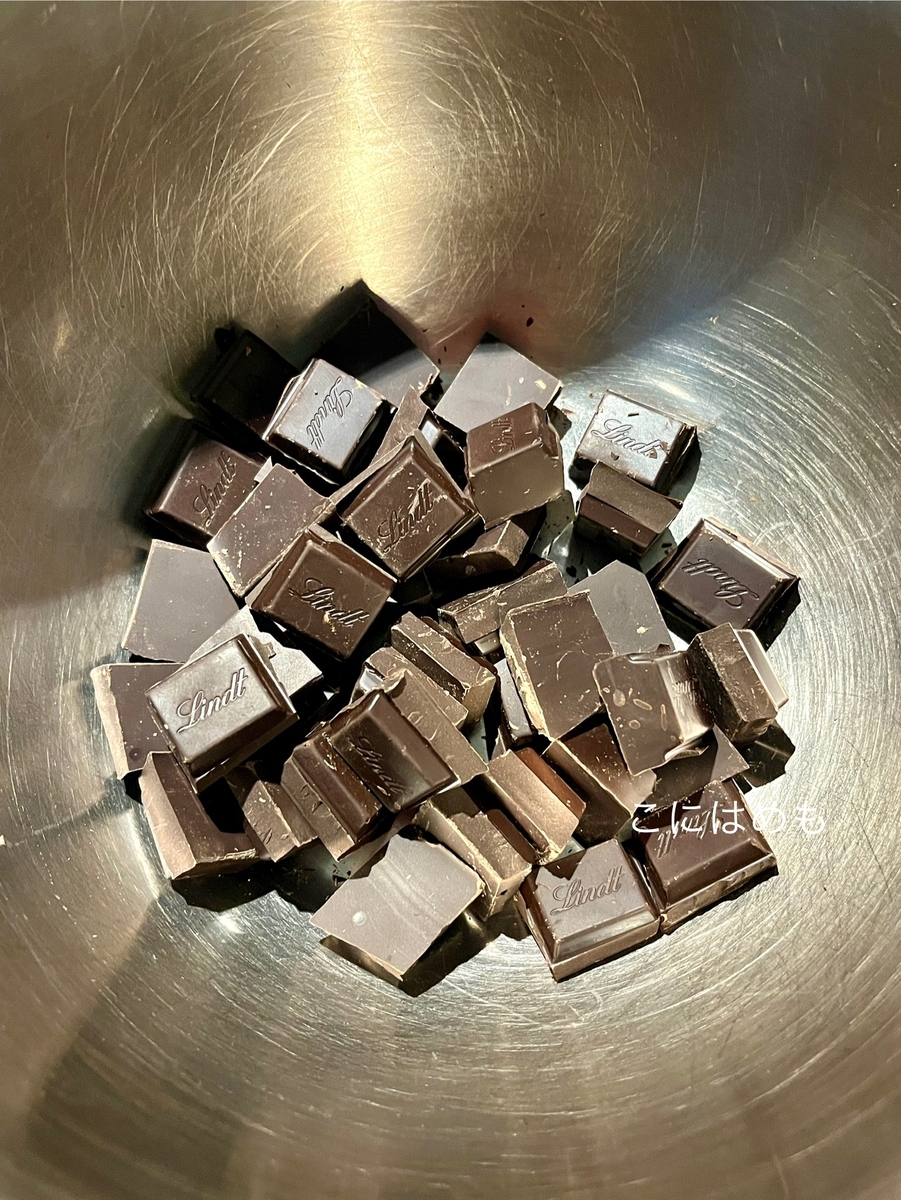 チョコレートを溶かす。