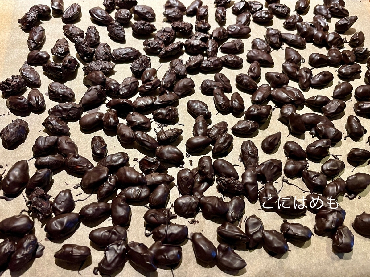 チョコレートをコーティングしたアーモンドを乾かす。