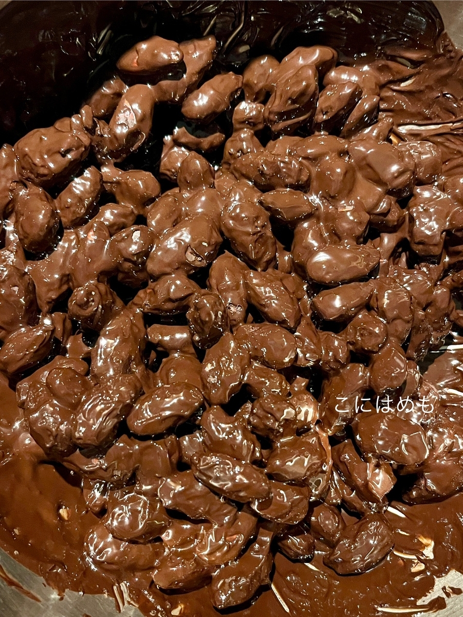 溶かしたチョコレートのボウルの中へ入れて、最後のコーティングをする。