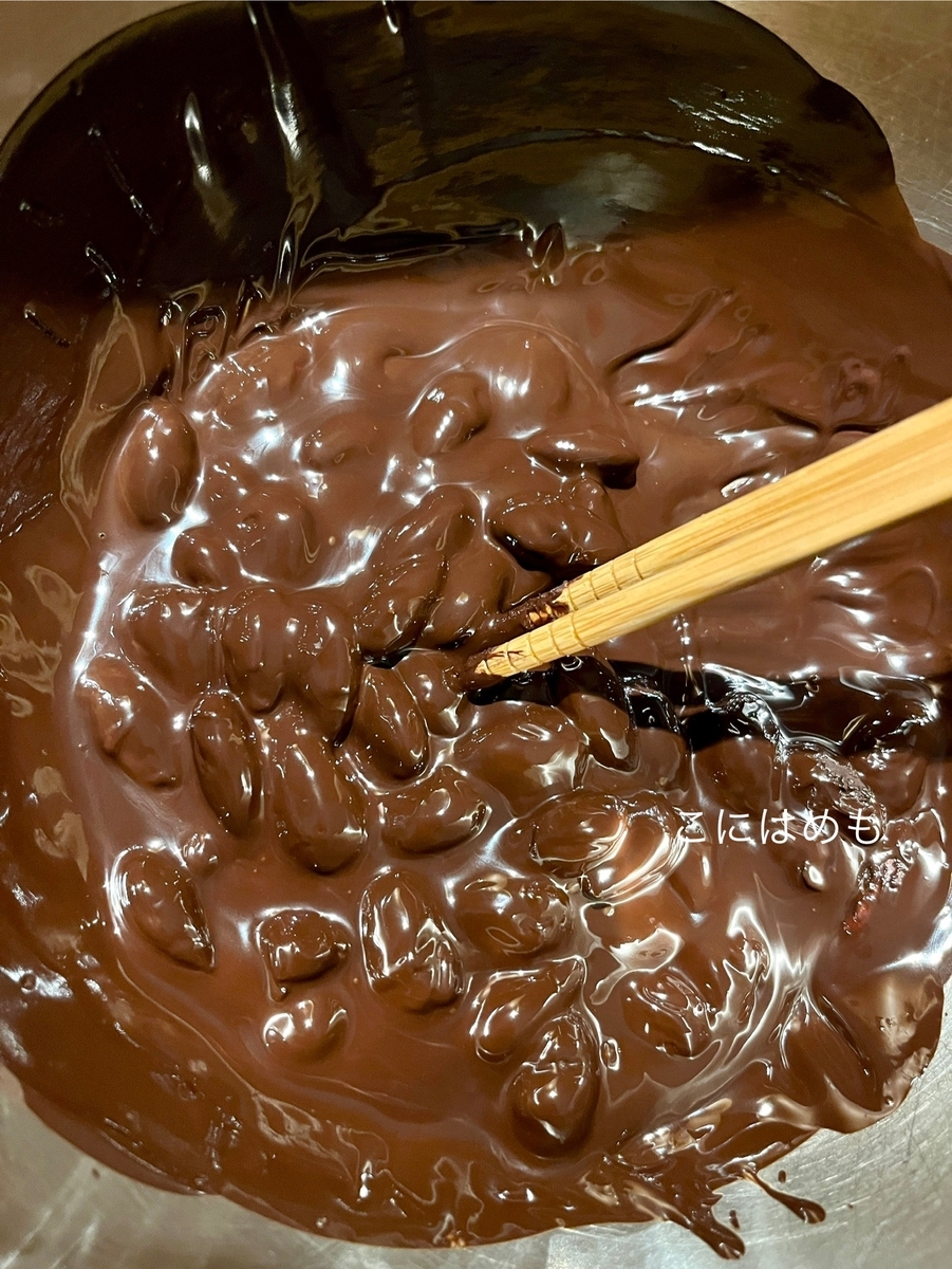 チョコレートを5〜6回に分けてアーモンドと混ぜる。