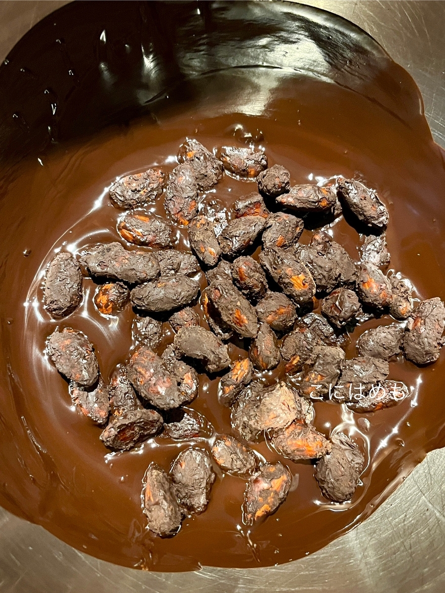 チョコレートを5〜6回に分けてアーモンドと混ぜる。