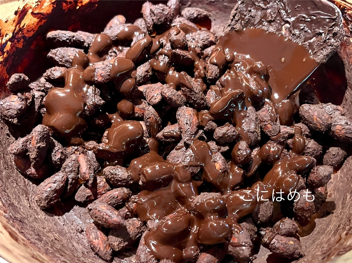 チョコレートを5〜6回に分けてアーモンドと混ぜる。