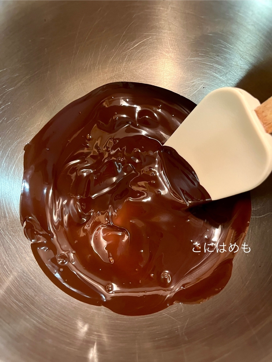 チョコレートを溶かす。