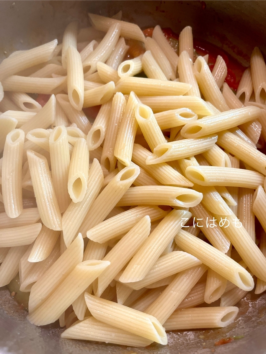 パスタを加えて混ぜ合わせる。