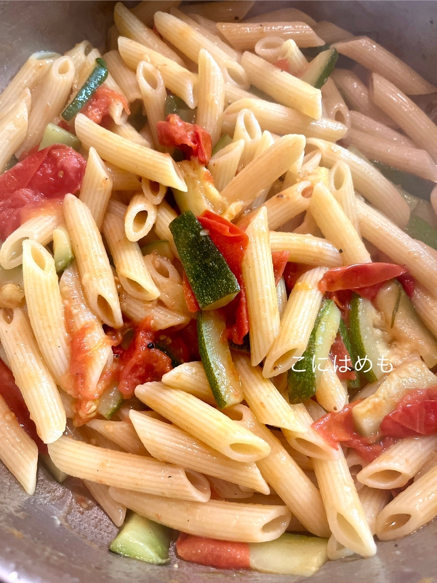 パスタを加えて混ぜ合わせる。