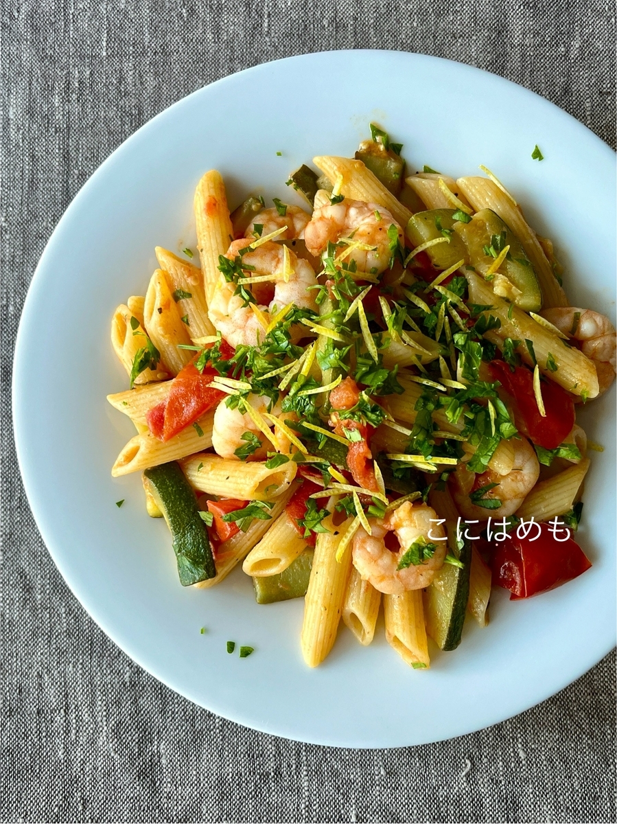 レモンが爽やか！簡単「Penne con gamberi,zucchini e pomodorini:エビとズッキーニ&ミニトマトのペンネ」
