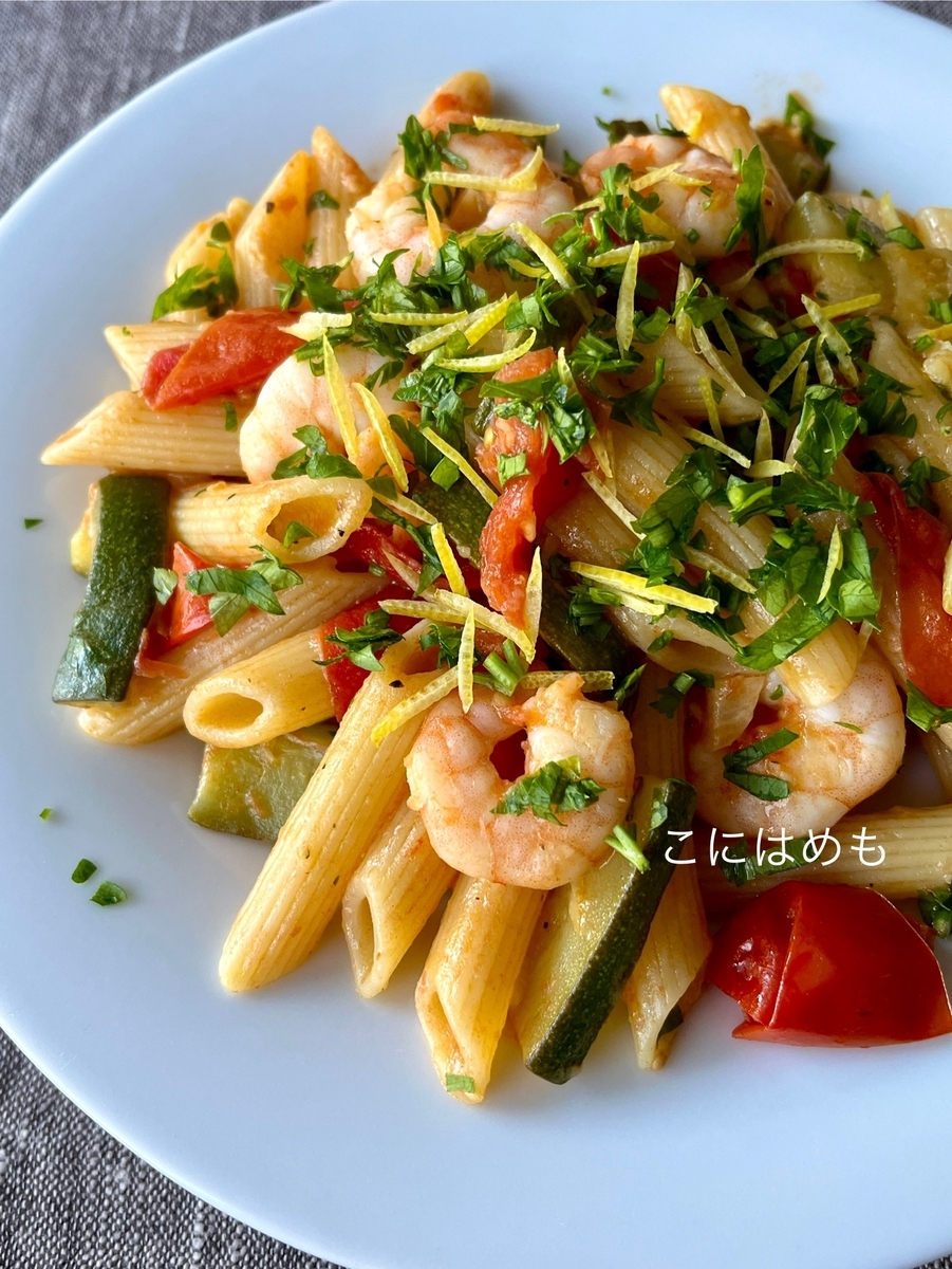 レモンが爽やか！簡単「Penne con gamberi,zucchini e pomodorini:エビとズッキーニ&ミニトマトのペンネ」
