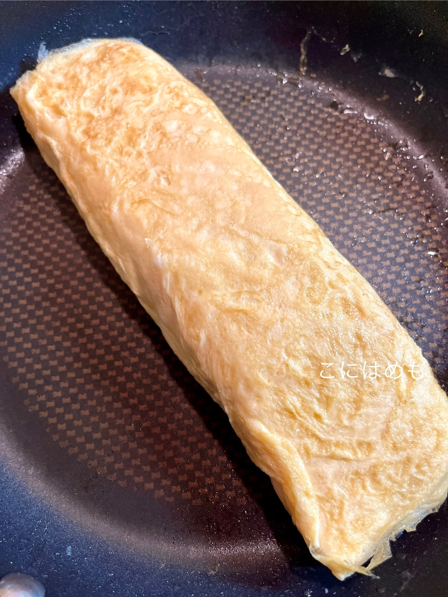 丸いフライパンで厚焼き卵を作る。