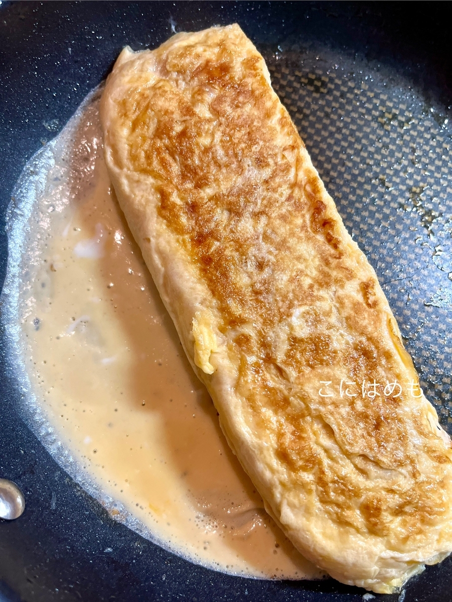 丸いフライパンで厚焼き卵を作る。