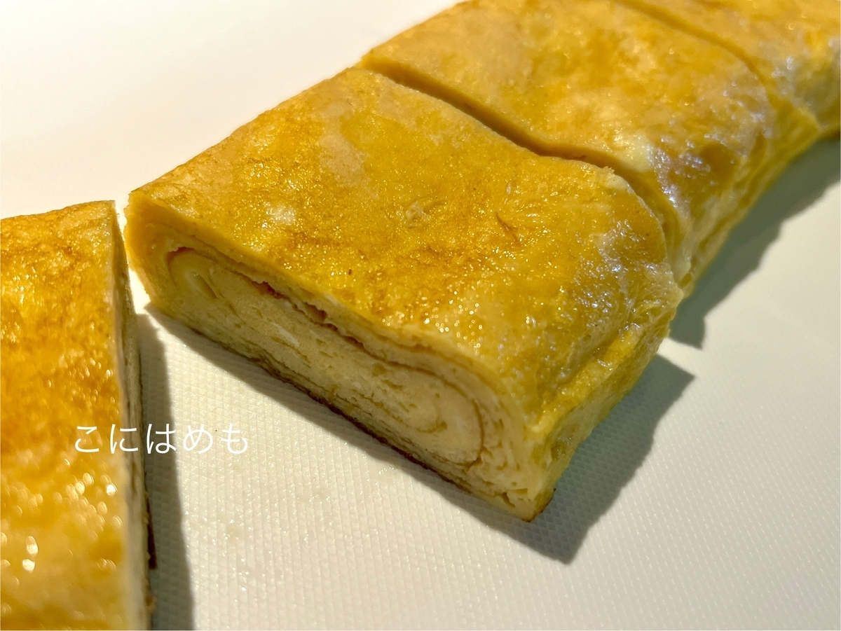 厚焼き卵をカットする。