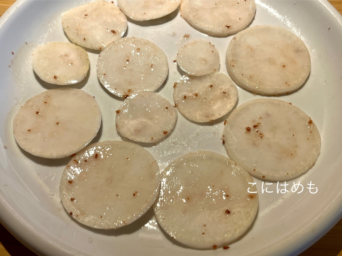 カブを薄切りにし、塩をして置いておく。