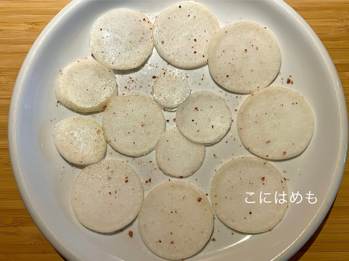 カブを薄切りにし、塩をして置いておく。