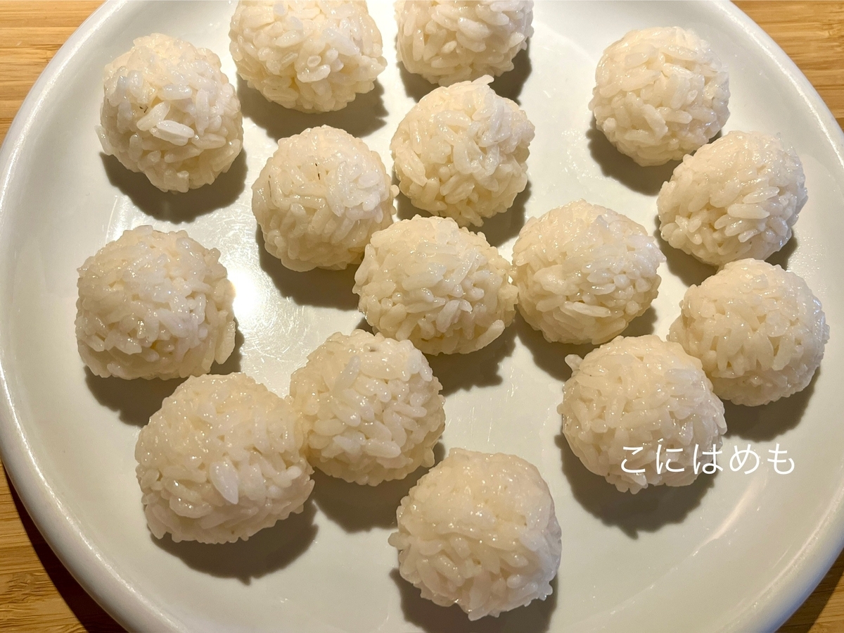 酢飯を1つ約20〜25gの大きさに握る。