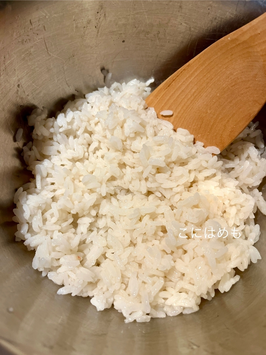 ご飯を入れて、混ぜ合わせる。
