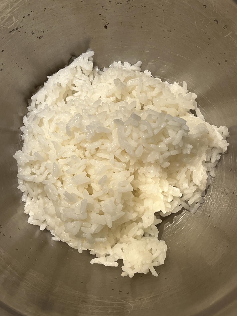 ご飯を入れて、混ぜ合わせる。
