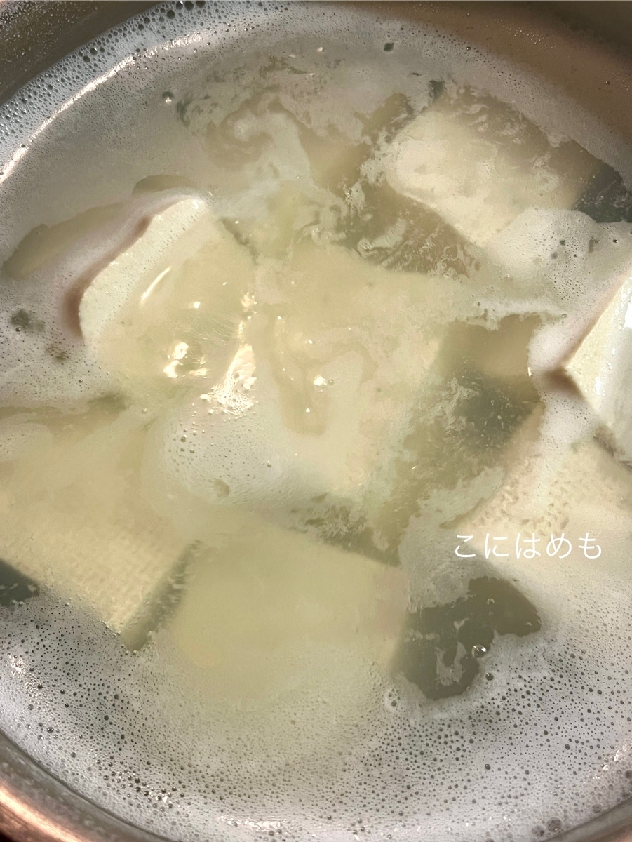 沸騰した中へお豆腐、ベーキングパウダーを入れて茹でる。