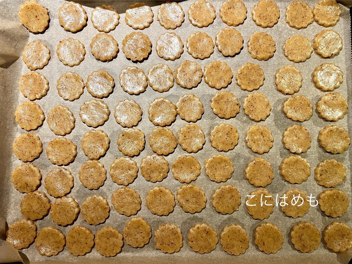 生地を伸ばして、型抜きする。