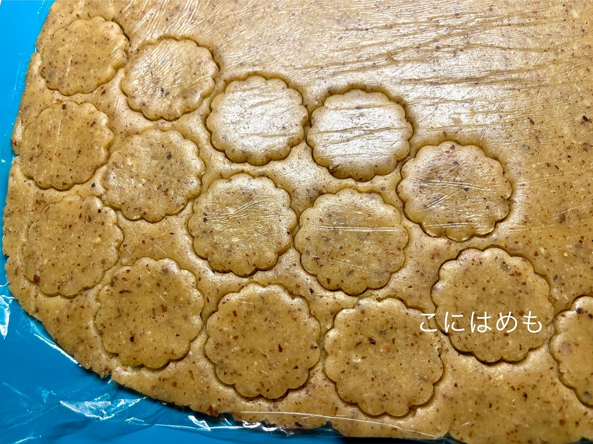 生地を伸ばして、型抜きする。
