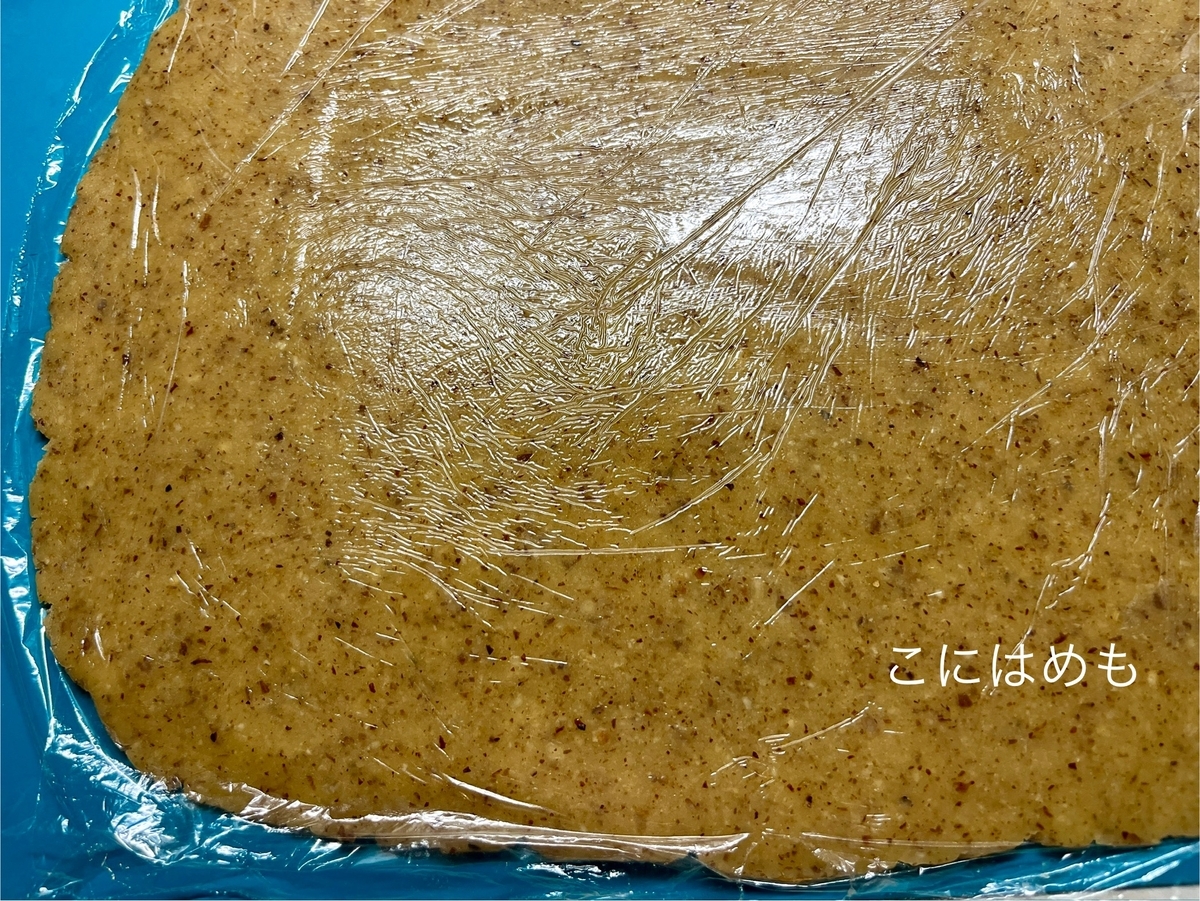 生地を伸ばして、型抜きする。