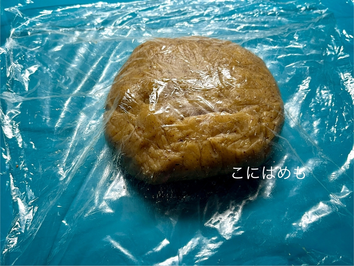 生地を伸ばして、型抜きする。