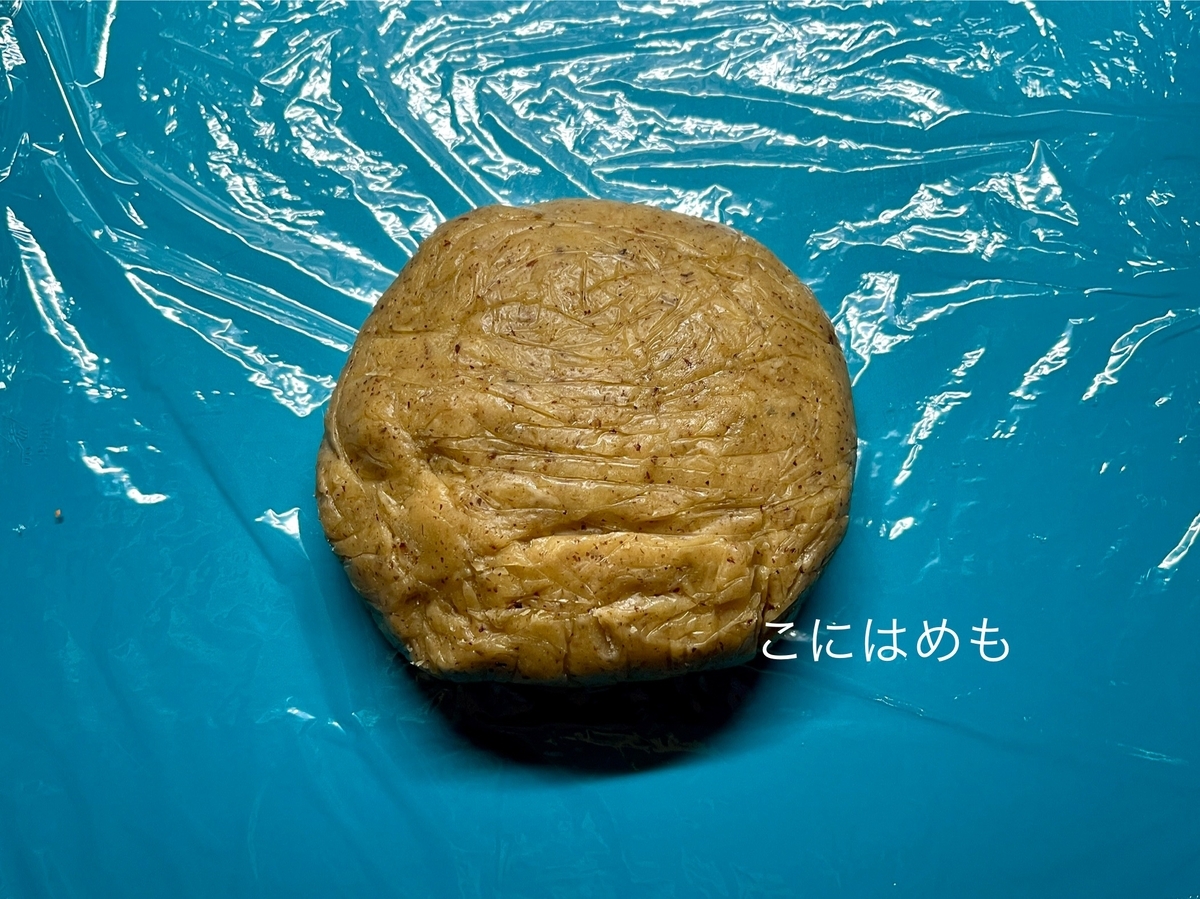生地を伸ばして、型抜きする。