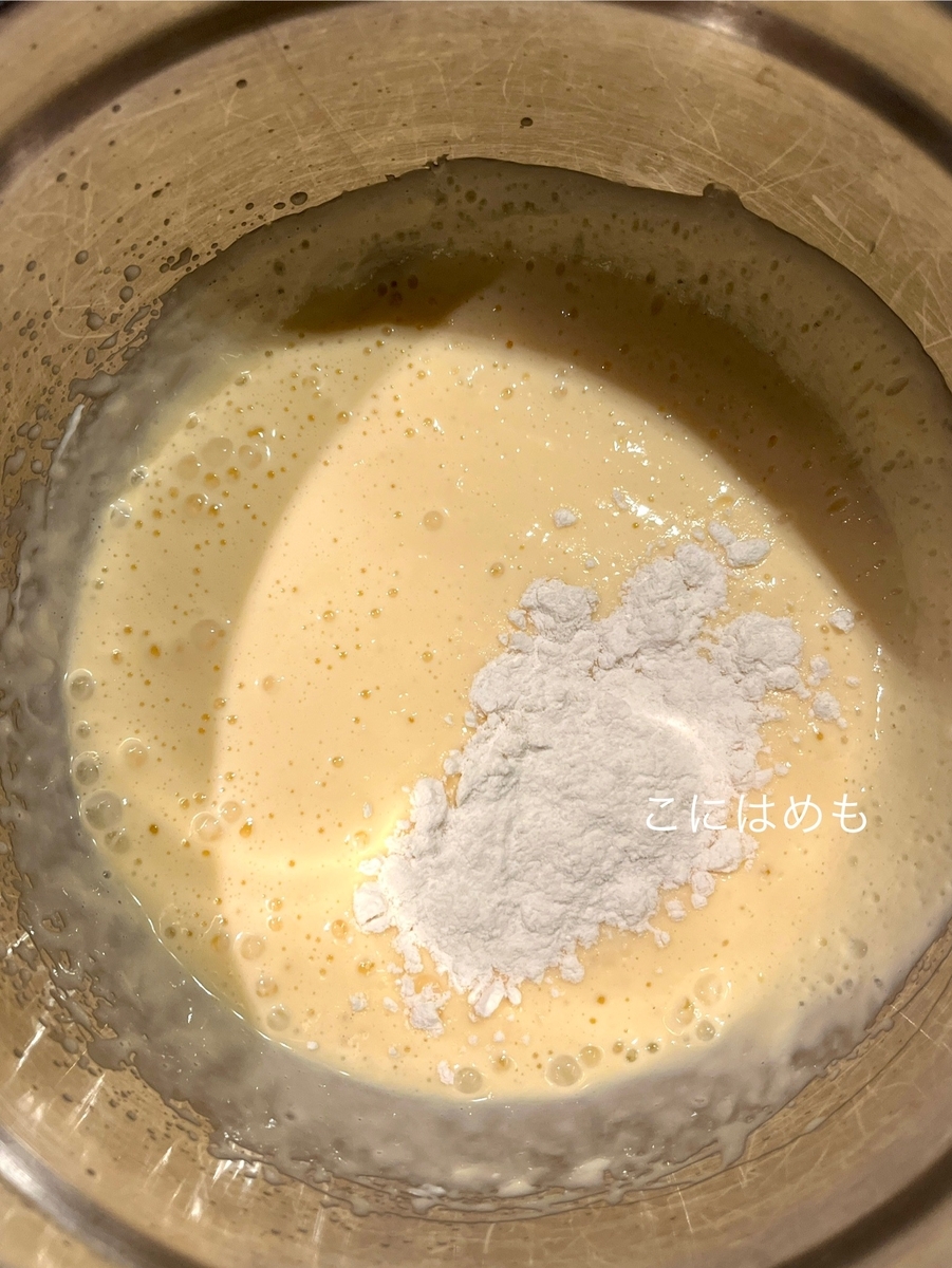 薄力粉を入れて混ぜる。