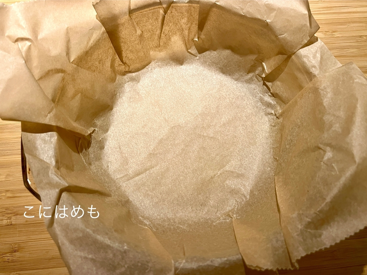 型にオーブンペーパーを入れる。