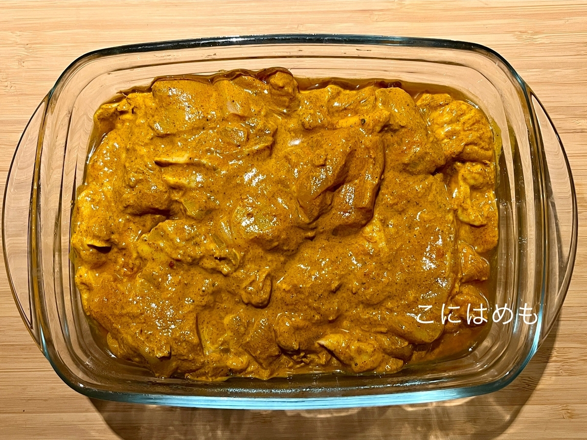 鶏肉に下味をつける。