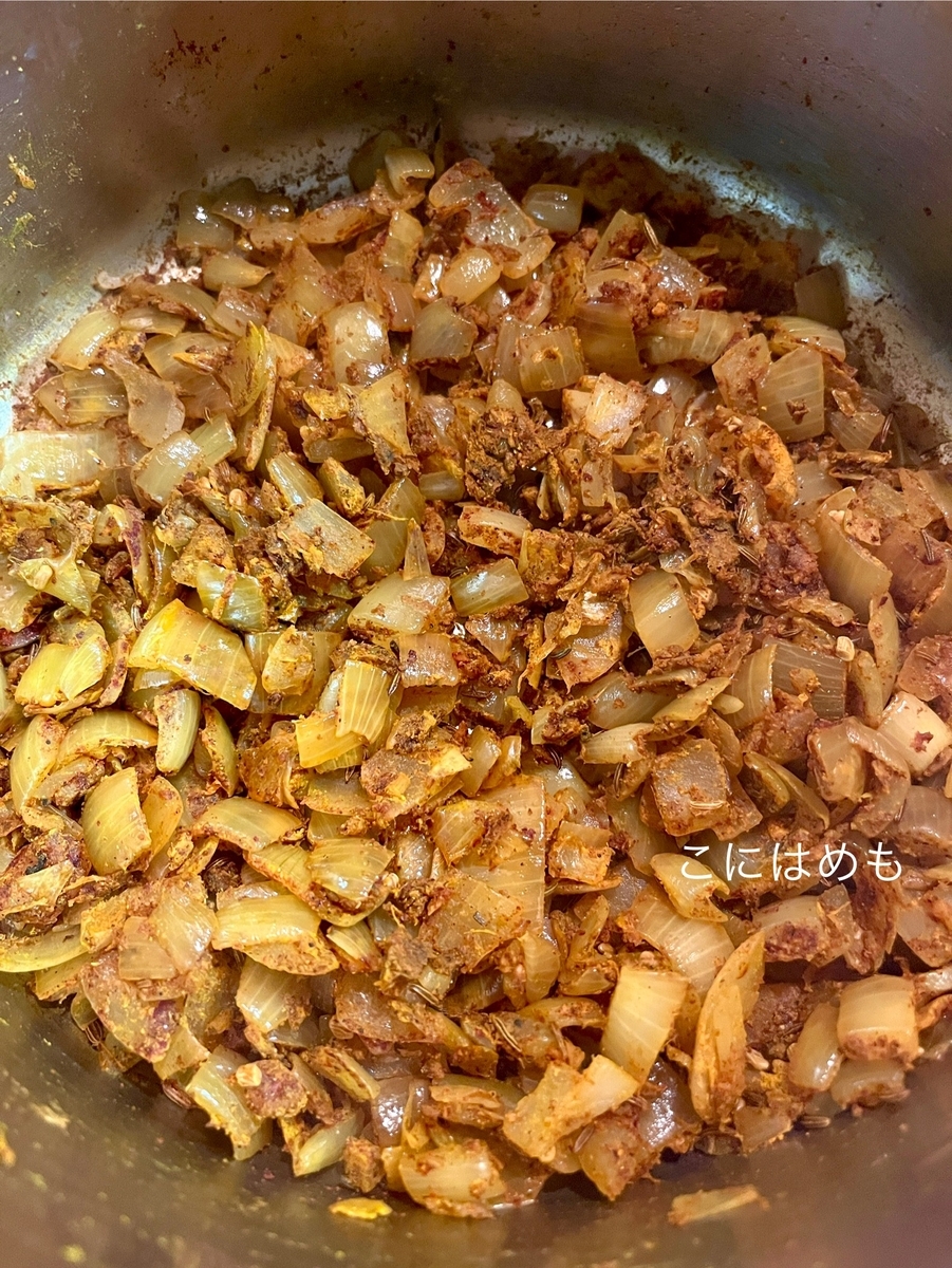 スパイスを入れて炒め、トマト(湯むきしたもの)を加える。