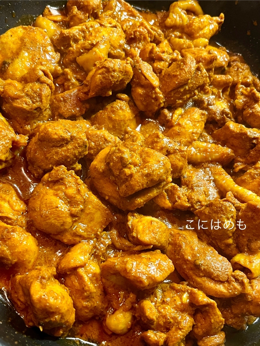 フライパンでマリネした鶏肉を焼く。