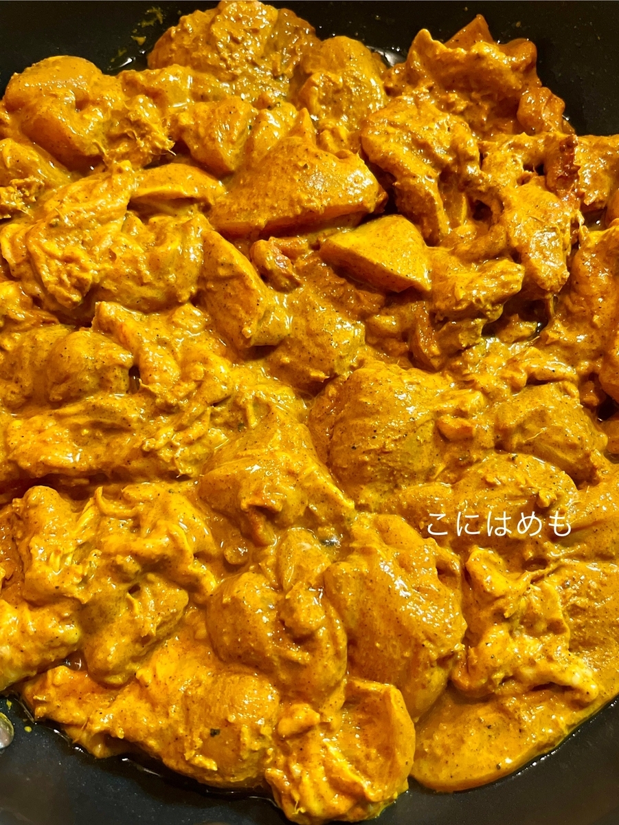 フライパンでマリネした鶏肉を焼く。