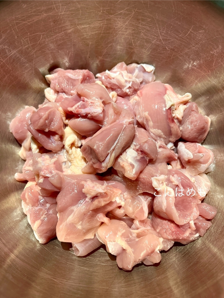 鶏肉に下味をつける。