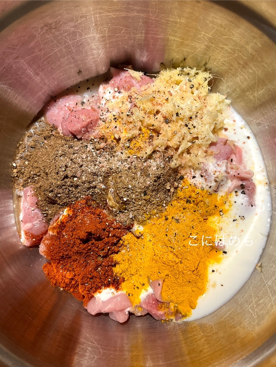 鶏肉をヨーグルト、スパイス、レモン果汁とマリネして、カレーソースに加える。