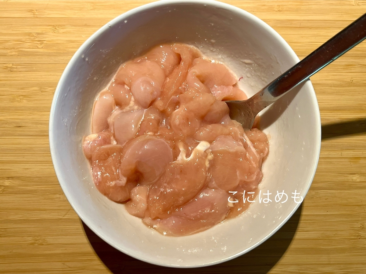 鶏肉に下味をつける。