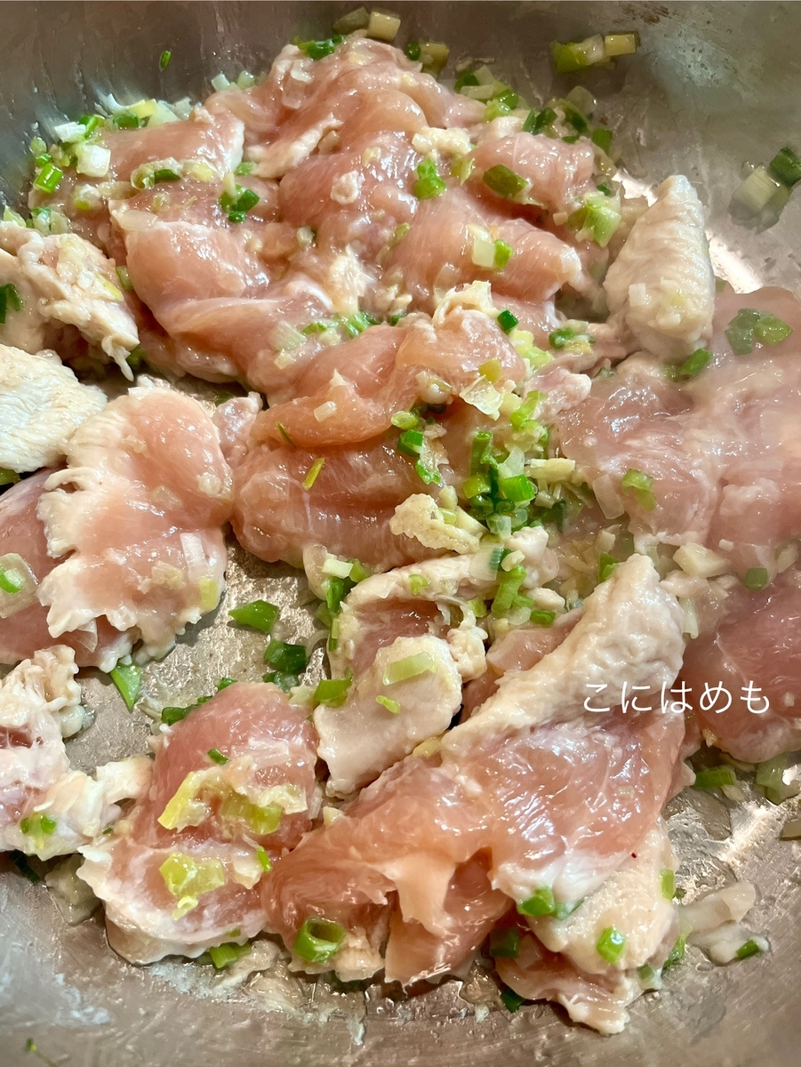 鶏肉に片栗粉を混ぜて、炒める。