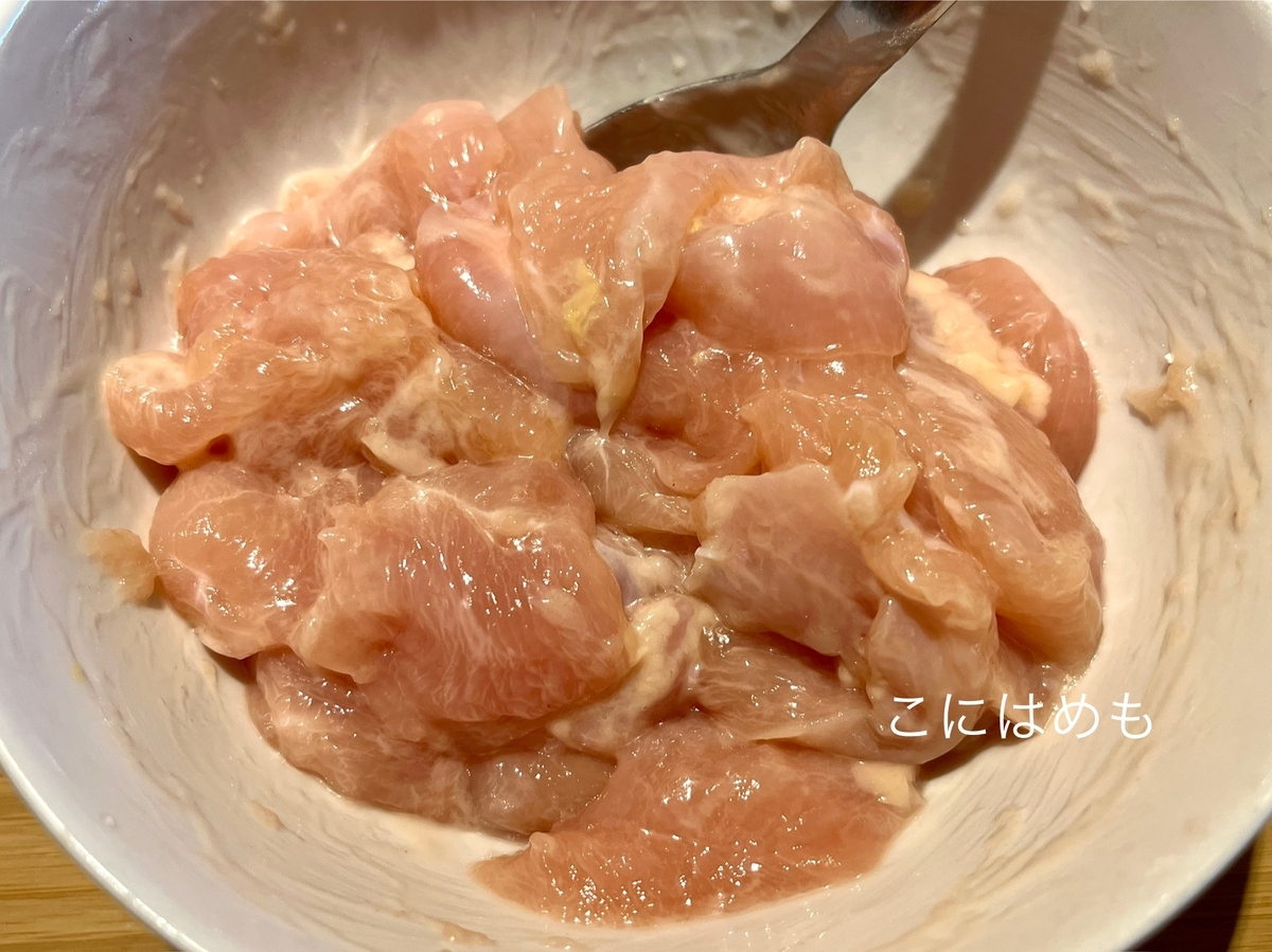 鶏肉に片栗粉を混ぜて、炒める。