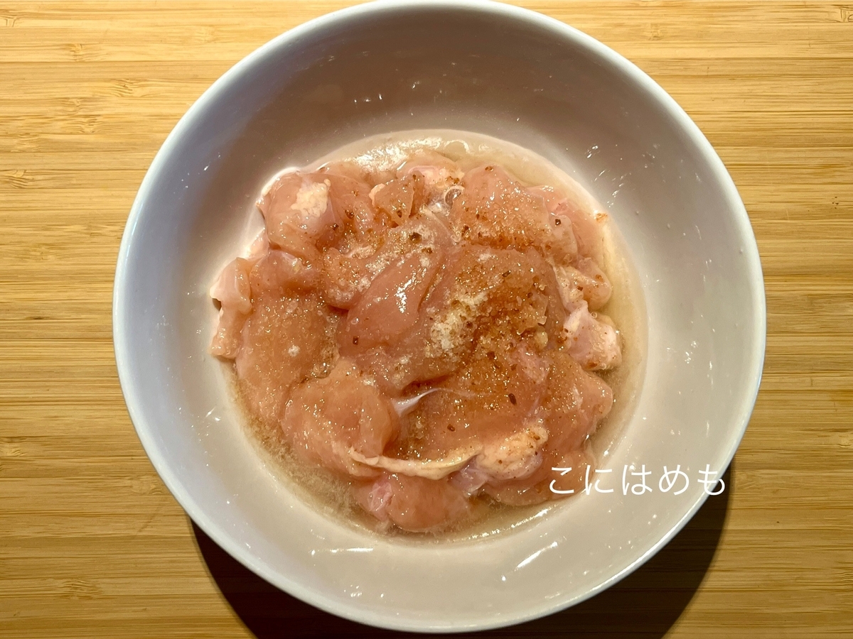 鶏肉に下味をつける。