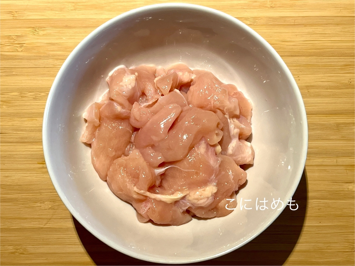 鶏肉に下味をつける。